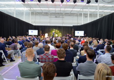 Minister van LNV Piet Adema steekt de tuinbouw een pluimpje op de hoed